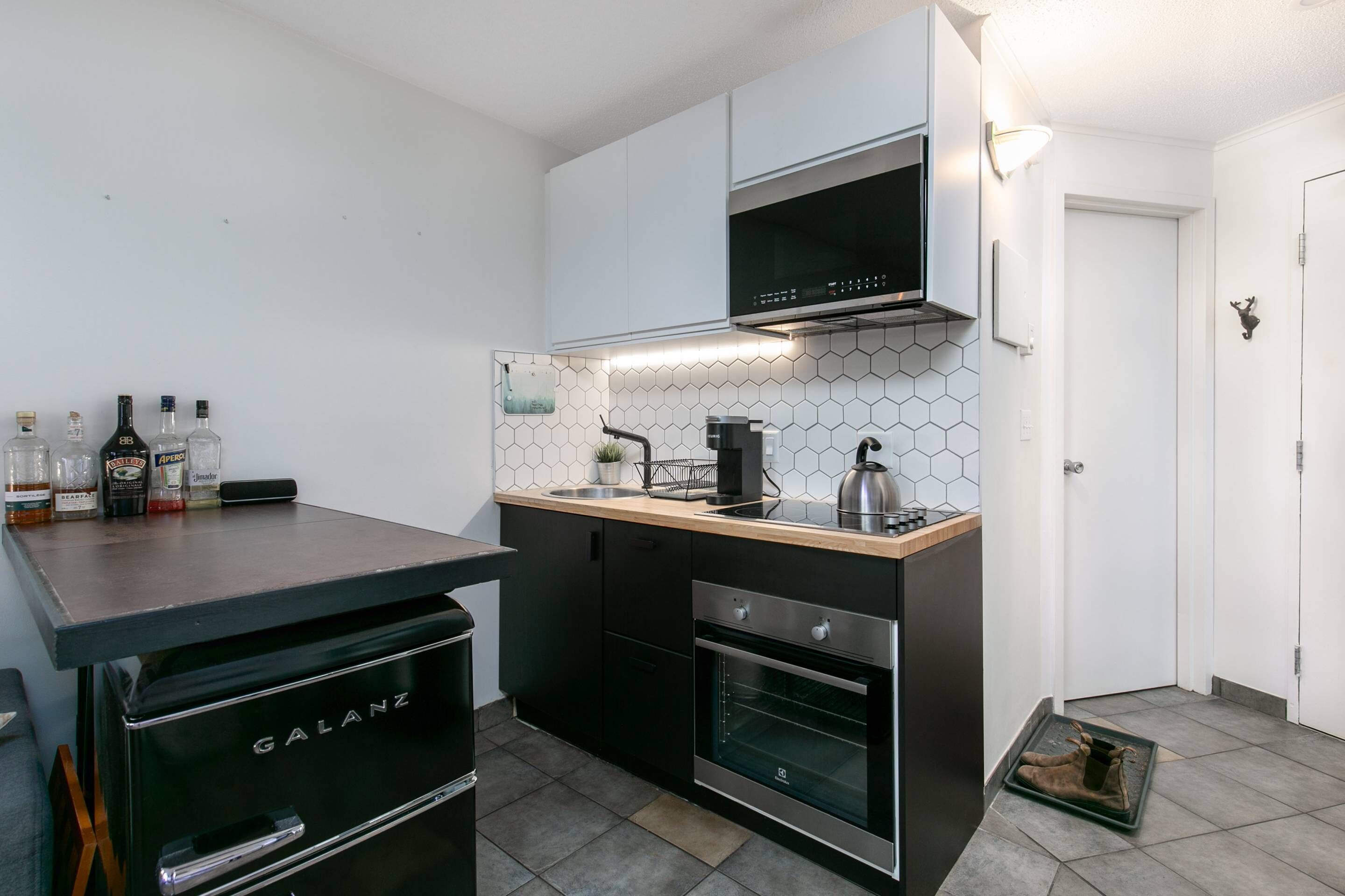 Coffee/tea maker, fridge, microwave, oven