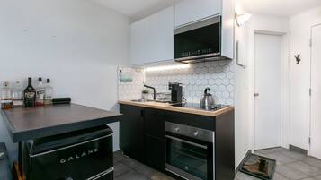 Coffee/tea maker, fridge, microwave, oven