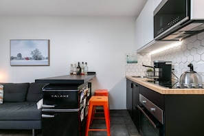 Réfrigérateur, micro-ondes, four, plaque de cuisson