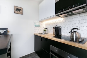 Refrigerador, microondas, horno y parrilla de estufa