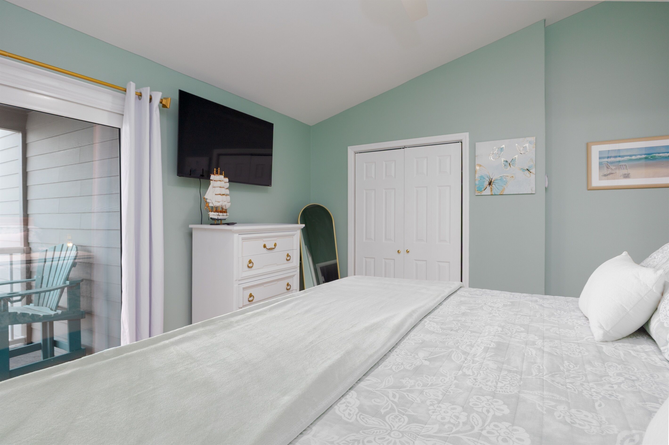 2 bedrooms, iron/ironing board, travel crib, free WiFi