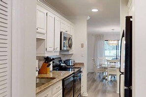 冷蔵庫、電子レンジ、食器洗い機、コーヒー / ティーメーカー