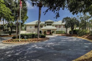 Exterior - Golf View Townhome w/ Pool, Pickleball, Balcony & Beach Pass in Shipyard Resort – Guest Favorite (Hilton Head Island)