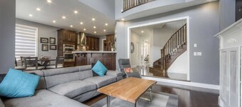 Elegant Haven Near Pearson Airport