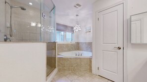 Luxury Apartment | Bathroom | Rainfall showerhead, free toiletries, hair dryer, towels - Elegant Haven Near Pearson Airport (Brampton)
