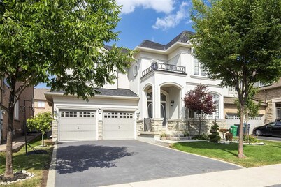 Elegant Haven Near Pearson Airport