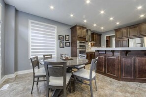 Breakfast area - Elegant Haven Near Pearson Airport (Brampton)