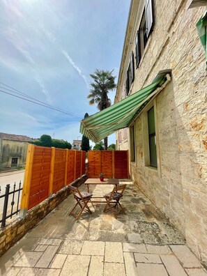 Outdoor dining - Spacious Apartment in Istrian Stone House with terrace and private parking space (Vabriga)