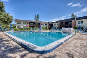 A heated pool - Chic Coastal Condo at Coronado Cove / Pool / Walk to the Beach (New Smyrna Beach)