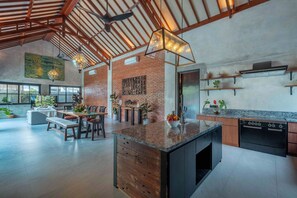 Herdplatte, Reiskocher, Kochgeschirr/Geschirr/Besteck, Esstisch