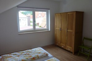 2 bedrooms, iron/ironing board, Internet, bed sheets