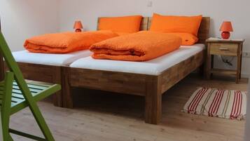 2 bedrooms, iron/ironing board, internet, bed sheets