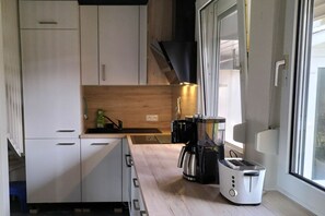 Kylskåp, mikrovågsugn, spishäll och diskmaskin