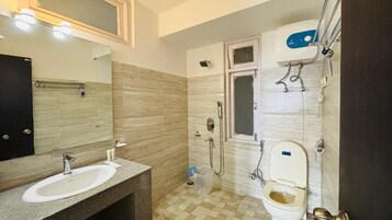 Ducha, toallas, jabón, shampoo