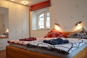 2 makuuhuonetta, silitysrauta/-lauta, vauvan matkasänky, ilmainen Wi-Fi