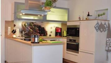 Kjøleskap, mikrobølgeovn, ovn og kokeplater