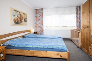 2 bedrooms, desk, iron/ironing board, travel cot - Apartment 2 holiday home Speckert (Duhnen)