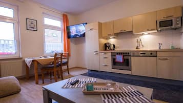 Een microgolfoven, een eettafel