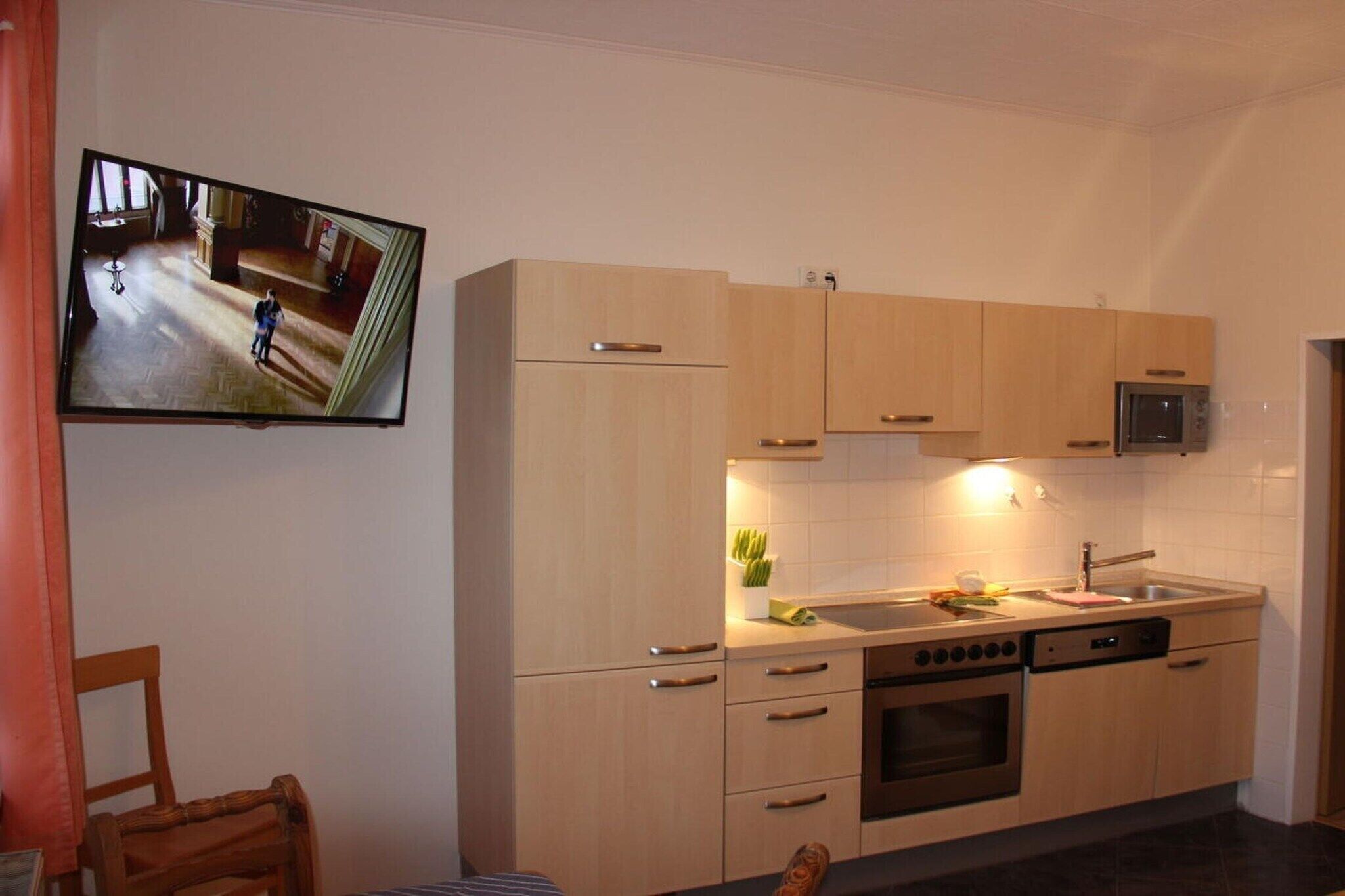 Mikrobølgeovn og spisebord