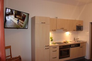 Micro-ondes, tables à manger