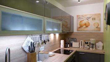 Kühlschrank, Mikrowelle, Ofen, Herdplatte