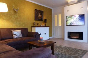 Een smart-tv, een open haard, videogames en een dvd-speler