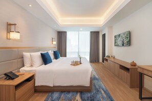 In-room safe, desk, laptop workspace, blackout curtains - Somerset Valero Makati (Makati)