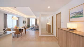 Deluxe kamer, 2 slaapkamers | Woonruimte | Een 40-inch smart-tv met kabelzenders