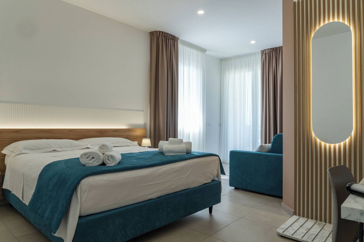 Habitación de lujo, balcón, vistas al mar | Sábanas de algodón egipcio y ropa de cama de alta calidad