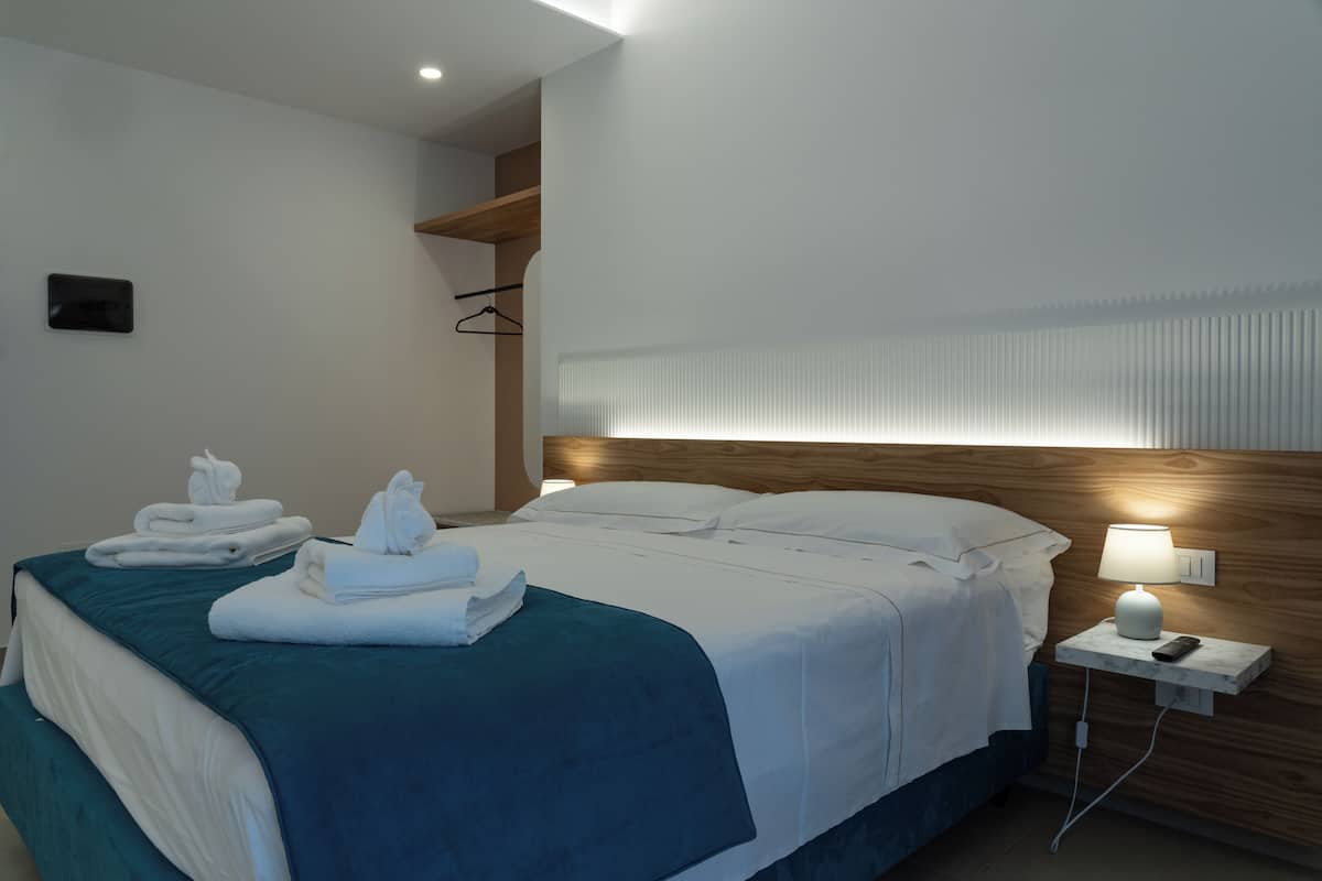 Habitación Deluxe, balcón, vistas al mar | Sábanas de algodón egipcio y ropa de cama de alta calidad