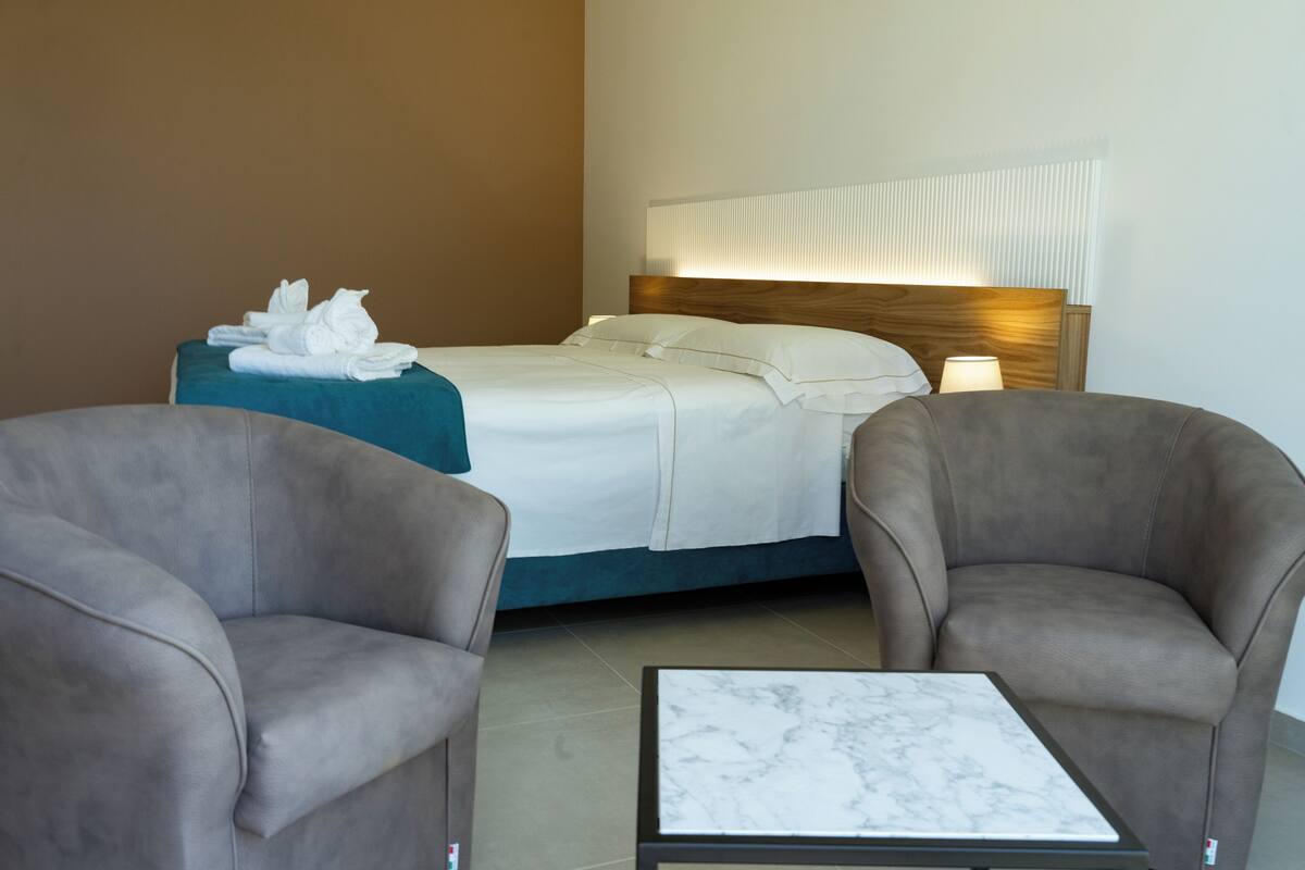 Habitación Deluxe, balcón, vistas al jardín | Sábanas de algodón egipcio y ropa de cama de alta calidad