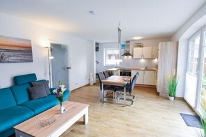 Tv, dvd-spelare, bordsfotboll och en stereo