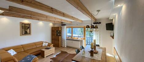 Una Smart TV, videojuegos, un reproductor de DVD