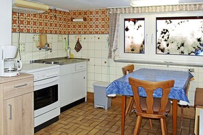 Kylskåp, mikrovågsugn, ugn och spishäll