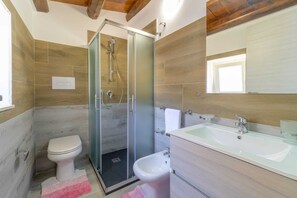 Shower, hair dryer, bidet, towels - Suite        (Gatto Corvino)