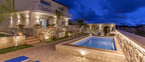 Una piscina al aire libre