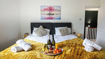 3 bedrooms, desk, iron/ironing board, WiFi