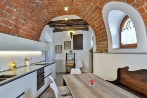 Réfrigérateur, un four, surface de cuisson, lave-vaisselle