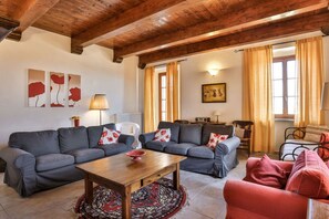 Smart TV, chimenea, reproductor de DVD, estéreo