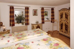 4 habitaciones, tabla de planchar con plancha y acceso a internet