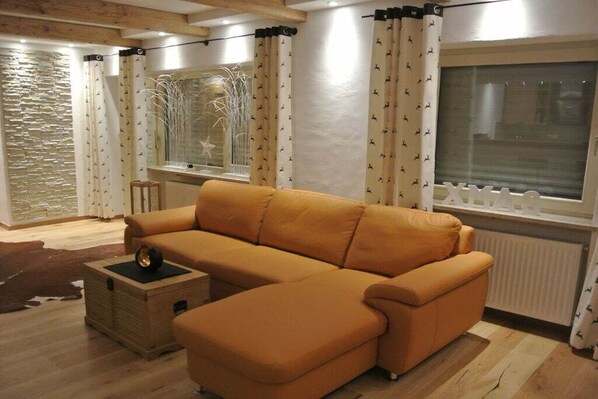 Smart TV, DVD player, ping pong, stereo