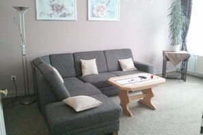 TV connectée, lecteur de DVD, livres, chaîne hi-fi