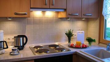 Een koelkast, een microgolfoven, een oven, een kookplaat