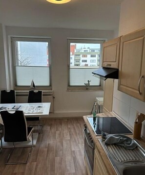 Køleskab, mikrobølgeovn, ovn, kogeplade