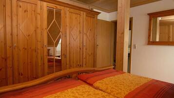 2 Schlafzimmer, Reisekinderbett, kostenloses WLAN, Bettwäsche