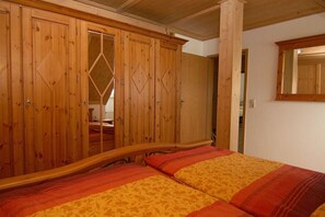 2 Schlafzimmer, Reisekinderbett, kostenloses WLAN, Bettwäsche