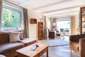 Smart TV, fireplace, DVD player, books - The Waldhaus Modern retreat (Willingen (Upland))