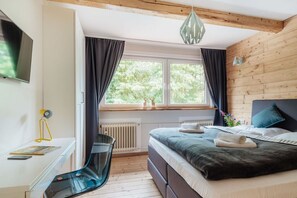 6 bedrooms, desk, iron/ironing board, free WiFi