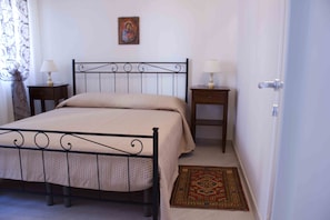 1 slaapkamer, een strijkplank/strijkijzer, wifi, beddengoed