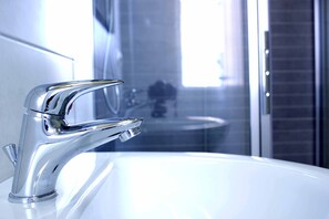 Een douche, een haardroger, een bidet, handdoeken